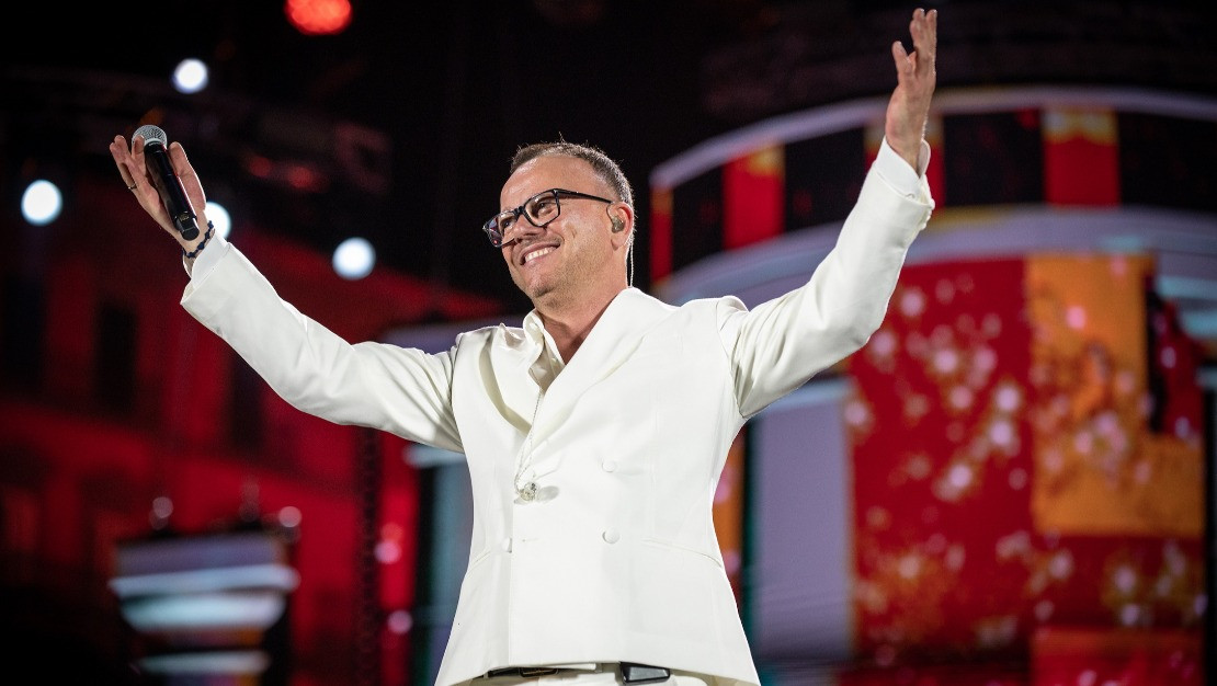 foto GIGI - UNO COME TE - ANCORA INSIEME - RAI 1 - NAPOLI - PIAZZA DEL PLEBISCITO (1 GIUGNO 2023)