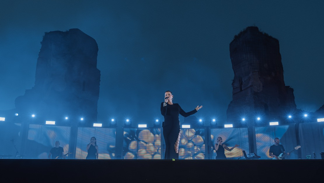 foto ALESSANDRA AMOROSO - FINO A QUI - ROMA TERME DI CARACALLA - CANALE 5 (2025)