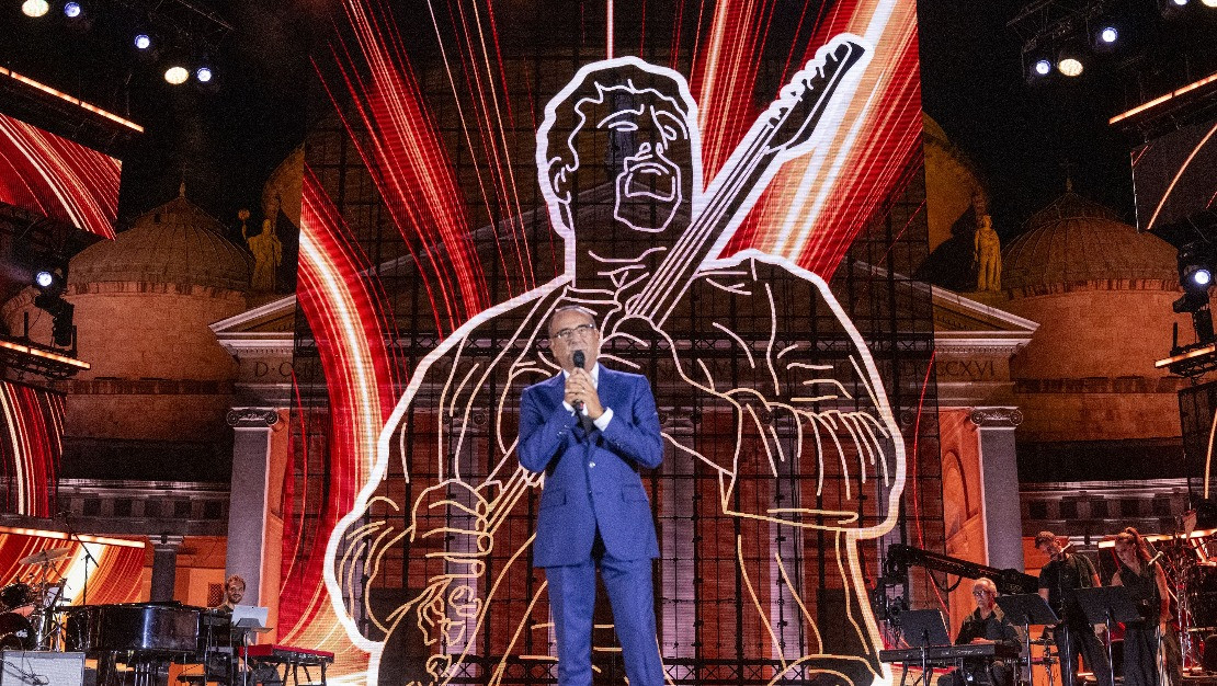 foto PINO È - IL VIAGGIO DEL MUSICANTE - NAPOLI PIAZZA DEL PLEBISCITO - RAI 1 (2025)