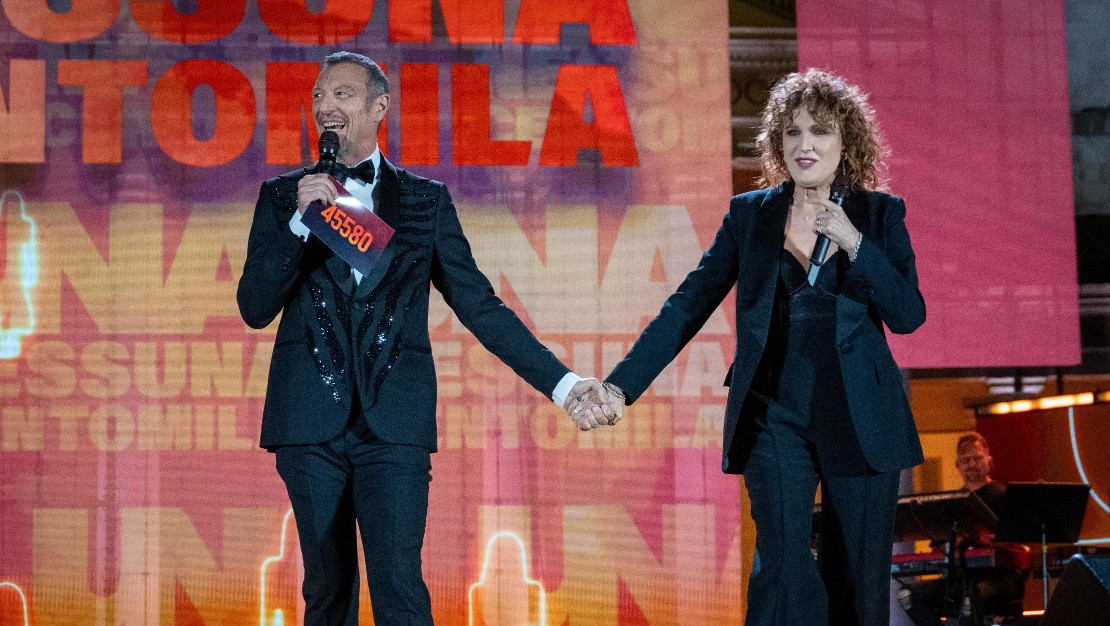 foto UNA NESSUNA CENTOMILA - NAPOLI - PIAZZA DEL PLEBISCITO - CANALE 5 (2025)